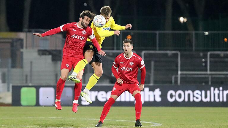 Kickers-Kapitän Daniel Hägele (hier im Kopfballduell mit Bayreuths Christoph Fenninger) war am Freitagabend einer der besten Würzburger. Kickers-Kapitän Daniel Hägele (hier im Kopfballduell mit Bayreuths Christoph Fenninger) war am Freitagabend einer der besten Würzburger.