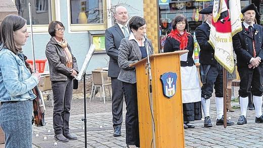 Die Erinnerung wachhalten: v.l. Antonia Rützel, Irmgard Pröschl, Werner Herrbach, Lotte Bayer und die Fahnenabordnung der Volkstanzgruppe. Die Erinnerung wachhalten: v.l. Antonia Rützel, Irmgard Pröschl, Werner Herrbach, Lotte Bayer und die Fahnenabordnung der Volkstanzgruppe.