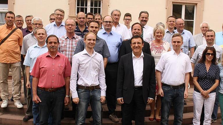 Besuch im Klosterareal: Das Bild zeigt die Teilnehmer der Ortsvorsitzenden-Konferenz in Gerlachsheim mit dem CDU-Kreisvorsitzenden Wolfgang Reinhart MdL (vorne 4. rechts) sowie der Heimleiterin des Seniorenzentrums Silvia Müller (vorne ganz rechts).CDU