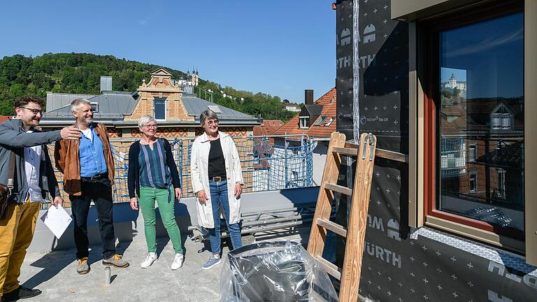 Das Antonia Werr Haus in der Sanderau&nbsp; wird generalsaniert: Hier entstehen unter anderem Wohngemeinschaften für Frauen in Krisen. Im Bild von links: Bauleiter Johannes Mang, technischer Leiter des Klosters Oberzell Udo Hofer, Karola Herbert und Ute Berger (beide Einrichtungsleitung).