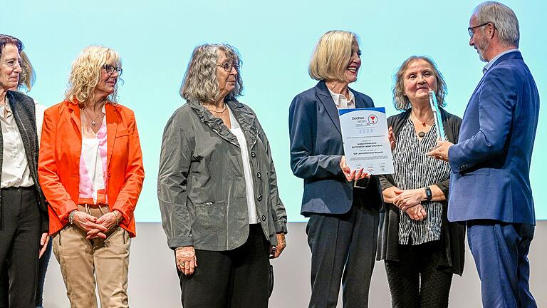 Die ehrenamtlichen Helferinnen des Sozialdienstes katholischer Frauen in Werneck erhielten den ersten Preis der Aktion 'Zeichen setzen' 2024. Im Bild rechts Marcus Recher, Generalbevollmächtigter der Fürstlich Castell'schen Bank, der den Preis überreichte.