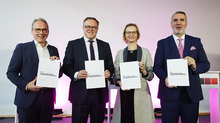 Vorstellung Koalitionsvertrag von CDU, BSW und SPD in Thüringen       -  Koalitionsvertrag von CDU, BSW und SPD in Thüringen perfekt