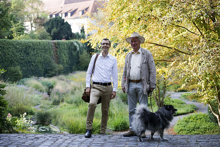 Leiter des Gartenamts Dr. Helge Bert Grob (links) und der Leiter des Gartenamts zur Zeit der Landesgartenschau 1990 Alfred Büstgens führen durch die Anlage.&nbsp; Foto: Johannes Kiefer