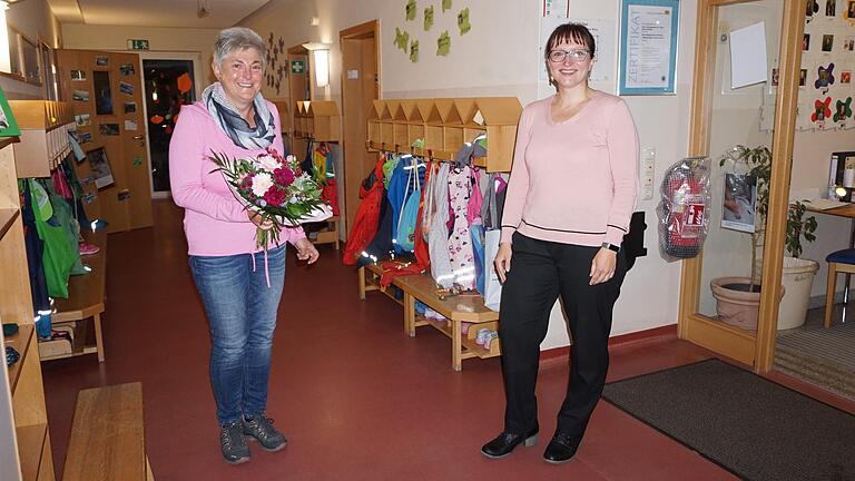 Ingrid Fries ist seit 30 Jahren im Kindergarten St. Lioba in Bischofsheim beschäftigt. Zum Dienstjubiläum gratulierte ihr Vorsitzende Anja Nägler (rechts).