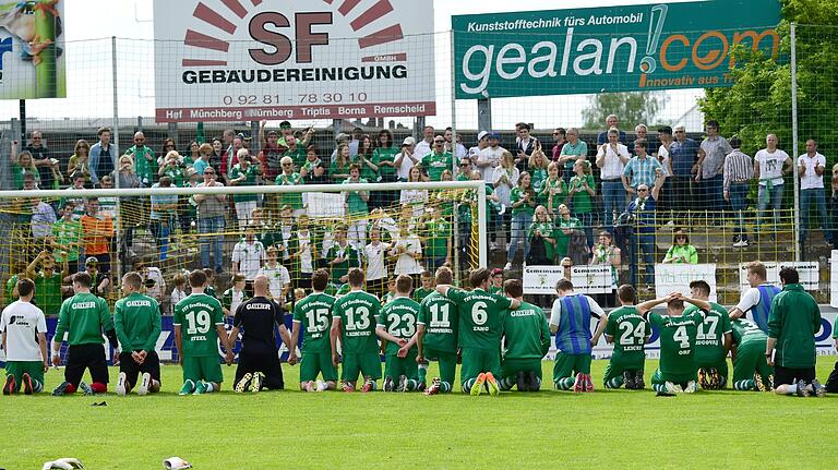 Trotz der knapp verpassten Meisterschaft ließ sich der TSV Großbardorf in Hof von den zahlreich mitgereisten TSV-Fans feiern.