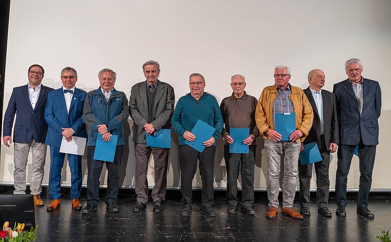 Das Bild von den Jubilaren 60, 65, 70 Jahre Mitgliedschaft beim SV Rapid Ebelsbach mit Schirmherr Martin Horn und Vorsitzendem Helmut Zirnsak (von links).