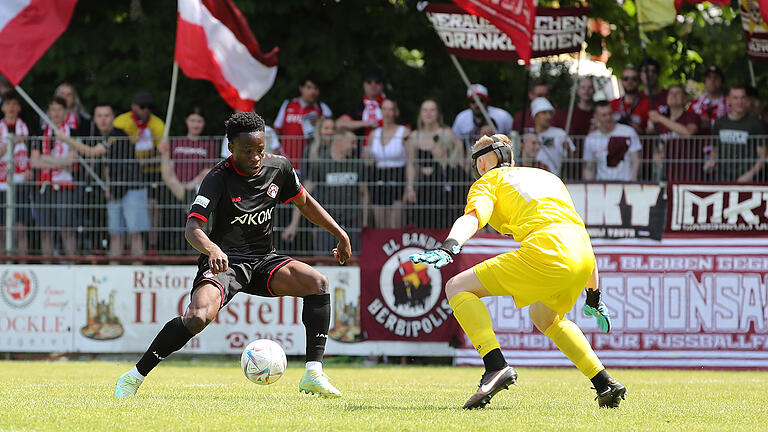 Große Spielfreude zeigte nicht nur Benjika Caciel, der hier Rains Torhüter Vincent Uder zum Tänzchen bittet, sondern das gesamte Kickers-Team, das mit dem 7:0 den höchsten Saisonsieg einfuhr.