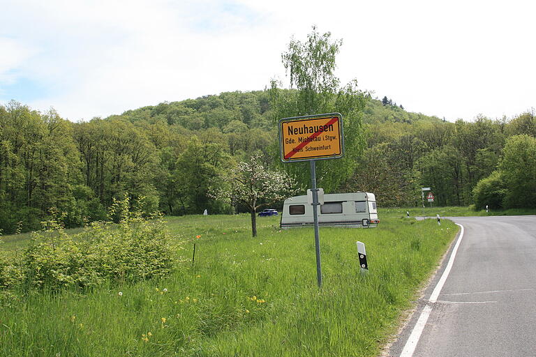 Die Straße, die am Ortsrand von Neuhausen aus in den Wald führt, wird in Kürze für den allgemeinen Verkehr gesperrt.