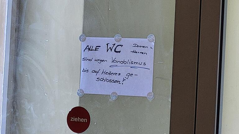 Bahnhof Bad Kissingen - Vandalismus wird auf diesem Zettel als Grund für die geschlossene Toilette genannt. Bahnhof Bad Kissingen - Vandalismus wird auf diesem Zettel als Grund für die geschlossene Toilette genannt.