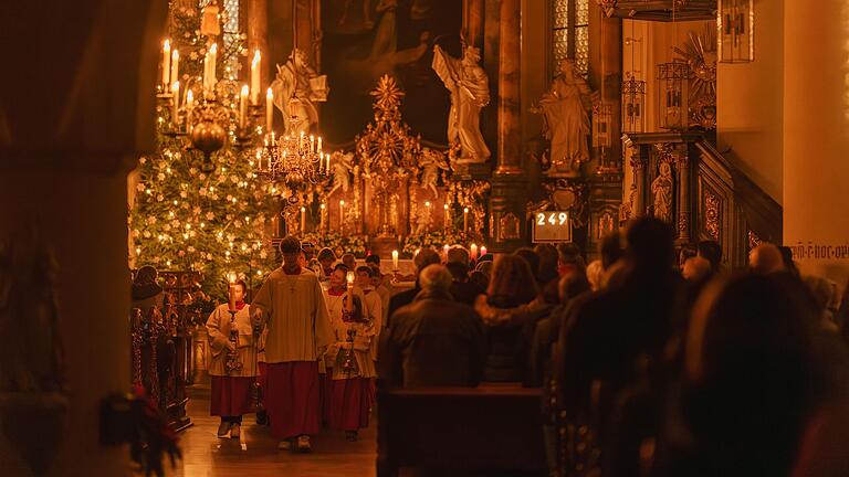 Zeit für mehr Licht, 'auch und gerade in unserer Kirche', forderte Pfarrer Stefan Mai in seiner Predigt im Festgottesdienst am ersten Weihnachtsfeiertag in der Gerolzhöfer Stadtpfarrkirche. Das Bild zeigt die Christmette tags zuvor an Heiligabend.