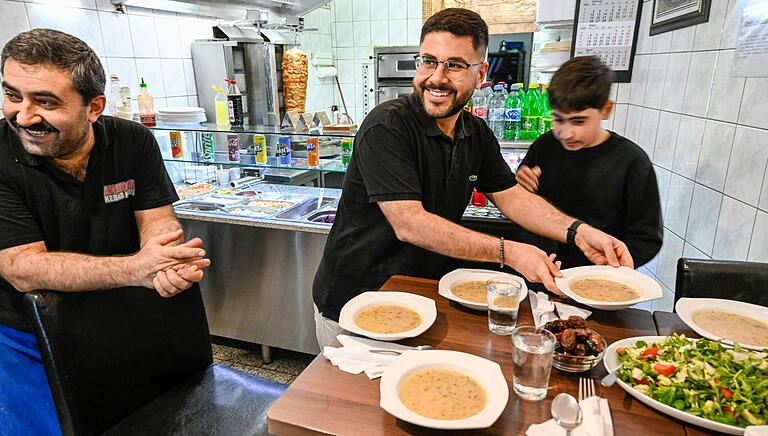 Mustafa Acar stellt die Suppe auf den Familientisch. Mustafa Acar stellt die Suppe auf den Familientisch.