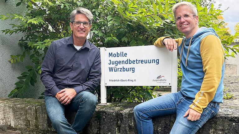 Die Bereichsleiter Thomas Möginger (links) und Lars Betz freuen sich über 25 Jahre Mobile Jugendbetreuung Würzburg. Die Jubiläumsveranstaltung findet am 24. Oktober im Maschinenhaus auf dem Bürgerbräugelände statt.