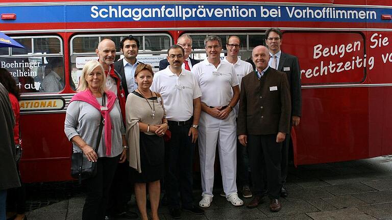 Schlaganfall-Prävention: Vertreter aus Politik und Medizin appellierten an die Neustädter, sich mit den Symptomen der Krankheit auseinanderzusetzen. Für die verschiedensten Informationen dafür stand am Marktplatz der Schlaganfall-Bus bereit.