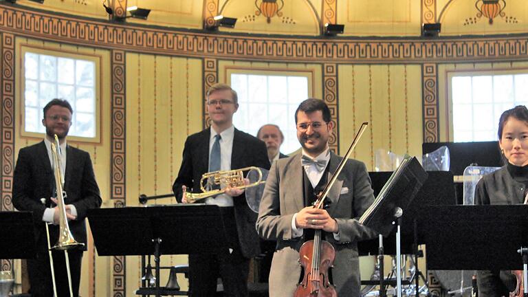 Beifall für die Akademisten und Orchesterchef Burghard Toelke beim Konzert der Staatsbad Philharmonie in Bad Kissingen.Werner Vogel       -  Beifall für die Akademisten und Orchesterchef Burghard Toelke beim Konzert der Staatsbad Philharmonie in Bad Kissingen.Werner Vogel