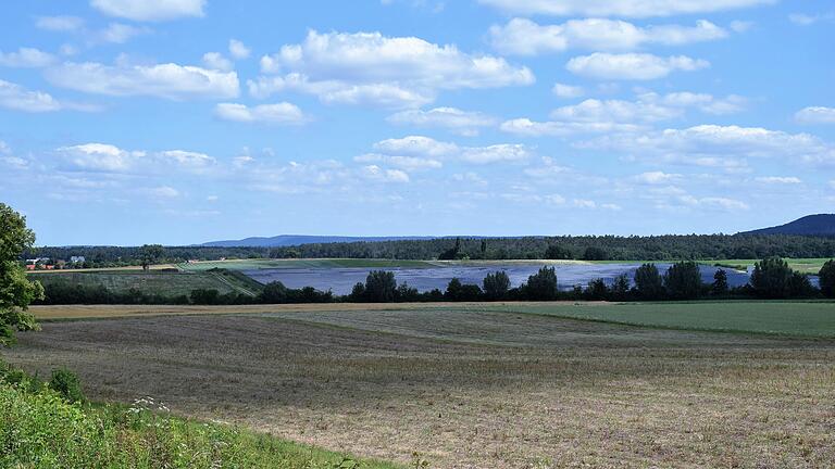 Fast wie ein See, in dem sich die Wolken spiegeln, liegt die Photovoltaikanlage zwischen Abtswind und Untersambach in der Landschaft. Auf einer Fläche von bis zu 35 Hektar könnten weitere Module installiert werden.