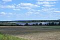 Fast wie ein See, in dem sich die Wolken spiegeln, liegt die Photovoltaikanlage zwischen Abtswind und Untersambach in der Landschaft. Auf einer Fläche von bis zu 35 Hektar könnten weitere Module installiert werden.