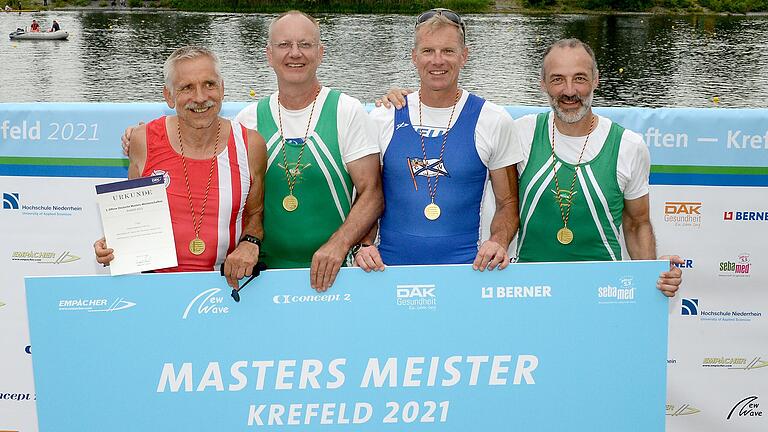 Deutsche Meister im Doppelvierer der Altersklassen 60 und 65: Im Masters-Bereich über 27 Jahre haben Andreas Holz (Zweiter von links) und Torsten Lahne (rechts) vom Akademischen Ruderclub Würzburg (ARCW) die Goldmedaille gewonnen. Deutsche Meister im Doppelvierer der Altersklassen 60 und 65: Im Masters-Bereich über 27 Jahre haben Andreas Holz (Zweiter von links) und Torsten Lahne (rechts) vom Akademischen Ruderclub Würzburg (ARCW) die Goldmedaille gewonnen.