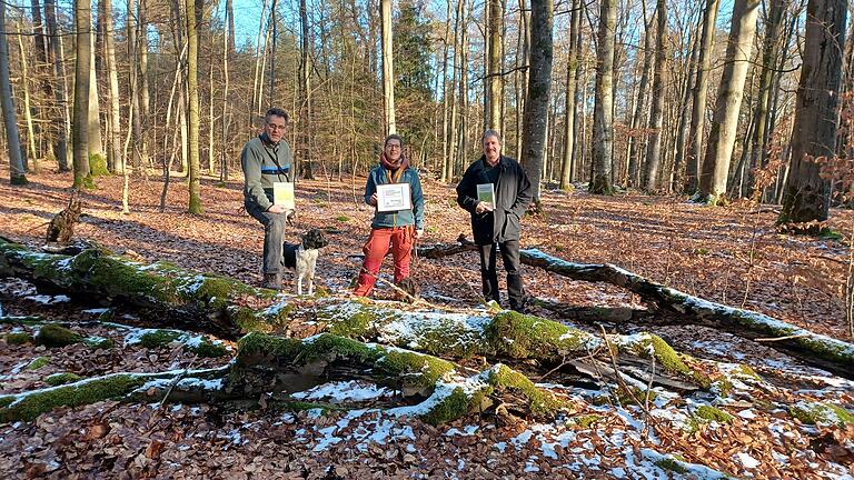 Über die Auszeichnung freuen sich: (von links) Joachim Hamberger (Verein für Nachhaltigkeit), Barbara Ernwein (Betriebsleiterin in Ebrach, Bayerische Staatsforsten) und Ulrich Mergner (Initiator des Trittsteinkonzepts und ehemaliger Betriebsleiter in Ebrach).