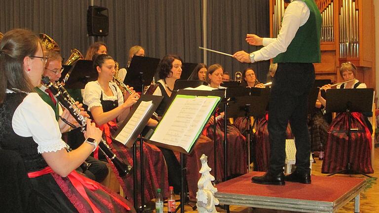 Mit Christian Metz (M.) stand den Musikern ein souveräner und erfahrener Dirigent zur Verfügung, der ein Blasorchester sicher leiten kann. - Mit Christian Metz (M.) stand den Musikern ein souveräner und erfahrener Dirigent zur Verfügung, der ein Blasorchester sicher leiten kann. Mit Christian Metz (M.) stand den Musikern ein souveräner und erfahrener Dirigent zur Verfügung, der ein Blasorchester sicher leiten kann. - Mit Christian Metz (M.) stand den Musikern ein souveräner und erfahrener Dirigent zur Verfügung, der ein Blasorchester sicher leiten kann.