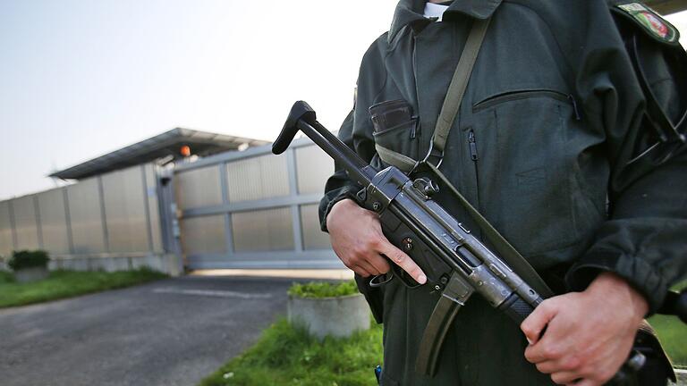 Prozess Düsseldorf       -  Polizisten sichern das Gebäude des Oberlandesgerichtes in Düsseldorf. (Archiv- und Symbolbild)