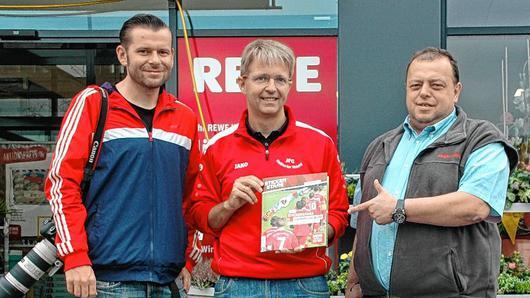 Die Organisatoren des Projekts (von links): Fotograf René Ruprecht, Marco Heumann von der JFG Haßfurter Maintal sowie Jürgen Mück, Inhaber des Haßfurter Rewe-Marktes. Die Organisatoren des Projekts (von links): Fotograf René Ruprecht, Marco Heumann von der JFG Haßfurter Maintal sowie Jürgen Mück, Inhaber des Haßfurter Rewe-Marktes.