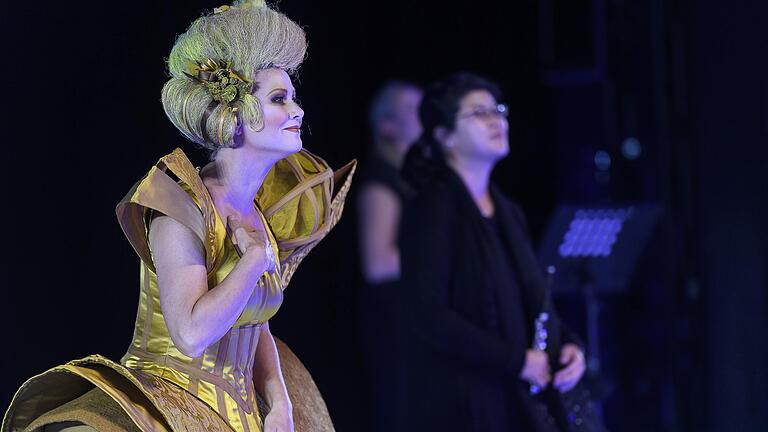 Gäste aus Politik, Kultur und Gesellschaft verfolgten am Donnerstag die offizielle Eröffnung der Theaterfabrik Blaue Halle. Eine erste Kostprobe gab es von Sopranistin Silke Evers mit 'Augelletti, che cantate' aus Händels Rinaldo. Gäste aus Politik, Kultur und Gesellschaft verfolgten am Donnerstag die offizielle Eröffnung der Theaterfabrik Blaue Halle. Eine erste Kostprobe gab es von Sopranistin Silke Evers mit 'Augelletti, che cantate' aus Händels Rinaldo.