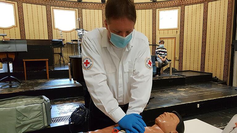Thomas Menz vom Roten Kreuz zeigt an einer Puppe die Reanimation mit Defibrillator. Foto: Evelyn Seyler-Thomsen - Thomas Menz vom Roten Kreuz zeigt an einer Puppe die Reanimation mit Defibrillator. Foto: Evelyn Seyler-Thomsen Thomas Menz vom Roten Kreuz zeigt an einer Puppe die Reanimation mit Defibrillator. Foto: Evelyn Seyler-Thomsen - Thomas Menz vom Roten Kreuz zeigt an einer Puppe die Reanimation mit Defibrillator. Foto: Evelyn Seyler-Thomsen