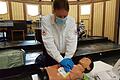 Thomas Menz vom Roten Kreuz zeigt an einer Puppe die Reanimation mit Defibrillator.  Foto: Evelyn Seyler-Thomsen       -  Thomas Menz vom Roten Kreuz zeigt an einer Puppe die Reanimation mit Defibrillator.  Foto: Evelyn Seyler-Thomsen