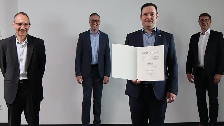 Vorstandsmitglied Tobias Herzog (3. von links) wurde die Silberne Ehrennadel des Genossenschaftsverbandes Bayern verliehen (weiter von links): Peter Klett (Aufsichtsratsvorsitzender), Markus Merz (Vorstandsvorsitzender) und Lutz Gaspers (stellv. Aufsichtsratsvorsitzender). Vorstandsmitglied Tobias Herzog (3. von links) wurde die Silberne Ehrennadel des Genossenschaftsverbandes Bayern verliehen (weiter von links): Peter Klett (Aufsichtsratsvorsitzender), Markus Merz (Vorstandsvorsitzender) und Lutz Gaspers (stellv. Aufsichtsratsvorsitzender).