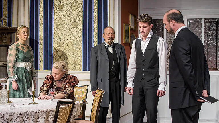 'Ein Inspektor kommt': Die Aufführung im Theater Chambinzky&nbsp; zeigt, dass das Stück, das 1912 spielt, kaum an Aktualität verloren hat.