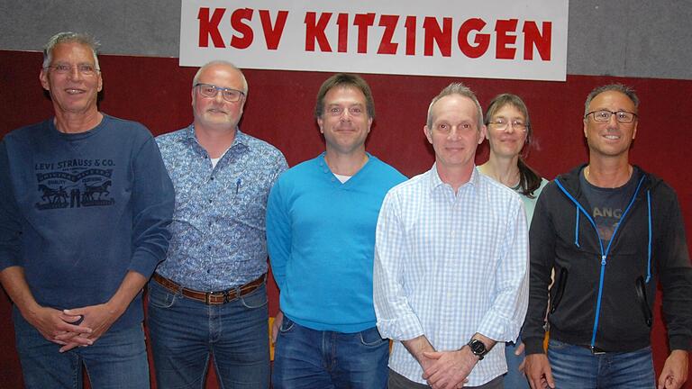 Die Führungsspitze des KSV Kitzingen setzt sich nach den Neuwahlen zusammen aus (von links) 1. Vorsitzendem Hans Poschet, seinen Stellvertretern Kai Kasper und Reiner Stöcker, Gewichtheber-Abteilungsleiter Michael Amend, Schriftführerin Astrid Kropp und Box-Abteilungsleiter Oliver Barth. Die Führungsspitze des KSV Kitzingen setzt sich nach den Neuwahlen zusammen aus (von links) 1. Vorsitzendem Hans Poschet, seinen Stellvertretern Kai Kasper und Reiner Stöcker, Gewichtheber-Abteilungsleiter Michael Amend, Schriftführerin Astrid Kropp und Box-Abteilungsleiter Oliver Barth.