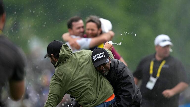 US-PGA-Tour - Canadian Open.jpeg       -  Während Nick Taylor (hinten) seinen Toursieg feiert, wird sein Teamkollege Adam Hadwin (vorne) von einem Sicherheitsmann abgeräumt.