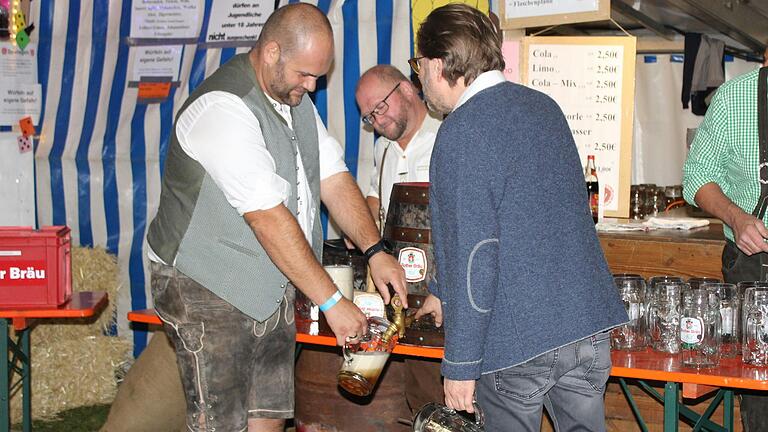 Oberstreus Bürgermeister Stefan Kießner (links) wird beim 38. Brauhausfest am Samstagabend den wieder offiziellen Bieranstich im Festzelt übernehmen.