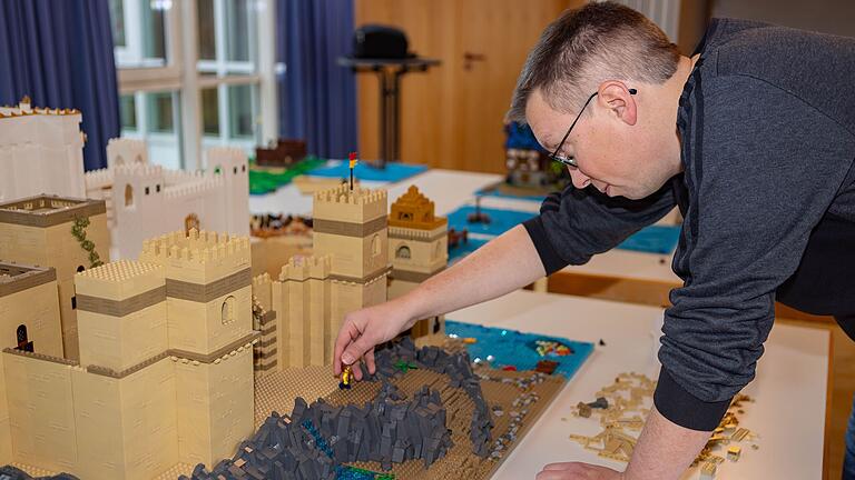 Das Fladunger Pfarrheim verwandelt sich in ein Legoland der besonderen Art, wenn Kaplan Thomas Elbert seine Bibelgeschichten im Miniaturformat aufbaut. Das Fladunger Pfarrheim verwandelt sich in ein Legoland der besonderen Art, wenn Kaplan Thomas Elbert seine Bibelgeschichten im Miniaturformat aufbaut.