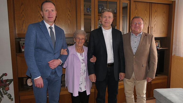 Helga Streit feierte ihren 90. Geburtstag. Dazu gratulierten (von links): der stellvertretende Landrat Michael Ziegler, Pastoralreferent Norbert Zettelmeier und Zeils Zweiter Bürgermeister Peter Pfaff.