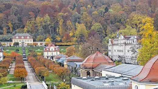 Der weite Blick vom Bellevue über den Schlosspark: Der Fürstenhof (links oben) gehört zum Dorint-Hotel (rechts oben). Beide prägenden Gebäude fügen sich nahtlos ins historische Ambiente des Staatsbades Brückenau ein. Ein Ambiente, das viele Besucher des Staatsbades lieben und das Bad Brückenau ausmacht. Ulrike Müller
