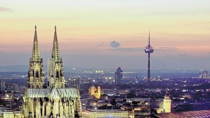 Wahrzeichen: Kölner Dom bei Nacht.