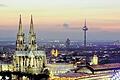 Wahrzeichen: Kölner Dom bei Nacht.