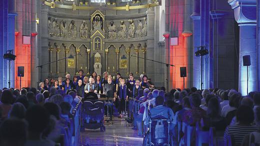 Auftakt zu Ehre des Herrn: &bdquo;Bridge to a Prayer&ldquo; in der Heilig-Geist-Kirche.