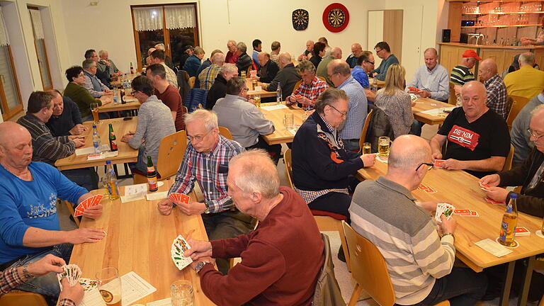 52 Karter, ein Spiel: Beim Preisschafkopf im Sackenbacher Schützenheim frönten Spieler auch aus der weiteren Umgebung dem traditionellen Kartenspiel. Der Vorschlag, dass dieses an Schulen gespielt werde sollte, erhält hier auf Unterstützung. 52 Karter, ein Spiel: Beim Preisschafkopf im Sackenbacher Schützenheim frönten Spieler auch aus der weiteren Umgebung dem traditionellen Kartenspiel. Der Vorschlag, dass dieses an Schulen gespielt werde sollte, erhält hier auf Unterstützung. 