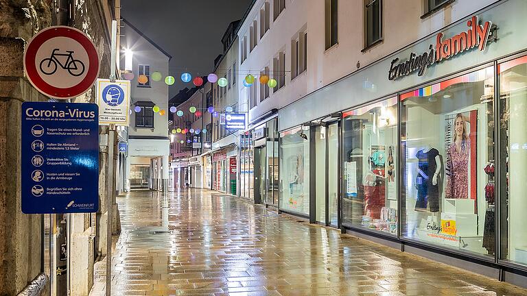 Die Keßlergasse in Schweinfurt während der nächtlichen Ausgangssperre Anfang Mai. Das Gesundheitsamt ist angesichts der hohen Inzidenz-Werte in Stadt und Landkreis in die Kritik geraten. Dagegen verwahrt sich Landrat Florian Töpper.