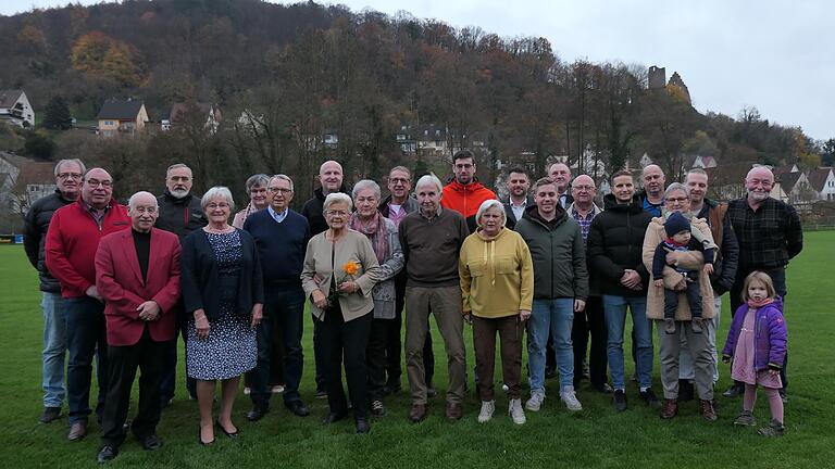 Auf dem Foto (von links): Jürgen Siefert, Matthias Kistner, Michael Martin, Manfred Starz, Uschi Hartmann (1. Vorsitzende), Gudrun Schneider, Norbert Gröner, Uli Hausner, Christl Bogdanski, Brigitte Meindl, Walter Bregenzer, Walter Kaiser, Michael Bregenzer, Käthe Kaiser, Christian Stich, Tobias Haupt, Valerius Busch, Manfred Blam, Edgard Sack, Egon Gutknecht, Monika Born, Peter Rosenkranz, Günter Herrbach (2. Vorsitzender).