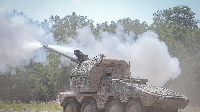 Panzerbauer KNDS       -  Die neue Radhaubitze RCH 155 des Panzerherstellers KNDS in Aktion auf dem Truppenübungsplatz Altengrabow.