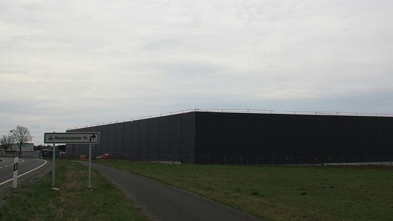 Das entstandene Logistiklager des Unternehmens Schäflein an der Mönchstockheimer Straße verdeckt die Silhouette der Stadt Gerolzhofen. Das entstandene Logistiklager des Unternehmens Schäflein an der Mönchstockheimer Straße verdeckt die Silhouette der Stadt Gerolzhofen.