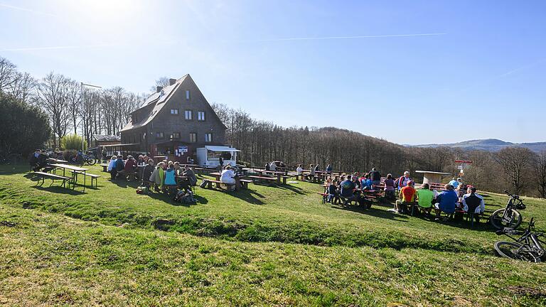 Wenn das Wetter passt, füllen sich die Bierbänke vor dem Karl-Straub-Haus in den Schwarzen Bergen schnell. Die Aussicht bis hinüber zum Truppenübungsplatzgelände ist phänomenal. Wenn das Wetter passt, füllen sich die Bierbänke vor dem Karl-Straub-Haus in den Schwarzen Bergen schnell. Die Aussicht bis hinüber zum Truppenübungsplatzgelände ist phänomenal.