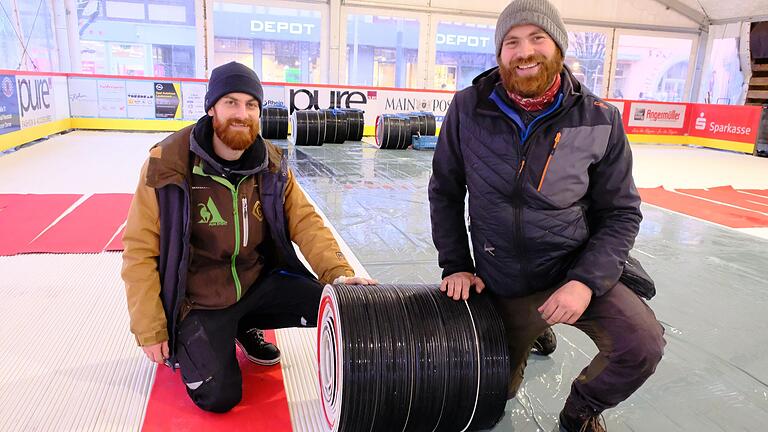 Johannes und Florian Griebel haben eine schwierige Eisbahn- und Hütten-Saison auf dem Bad Neustädter Marktplatz hinter sich. 'Aber wir sind glücklich, dass wir bis zum letzten geplanten Tag geöffnet hatten', so das Resümee des Brüderpaares.