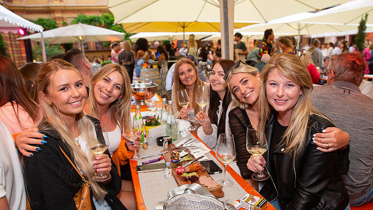 Beim Hofschoppenweinfest an Fronleichnam, 8. Juni 2023 spielte die Band Puente Latino bei regnerischen Wetter.