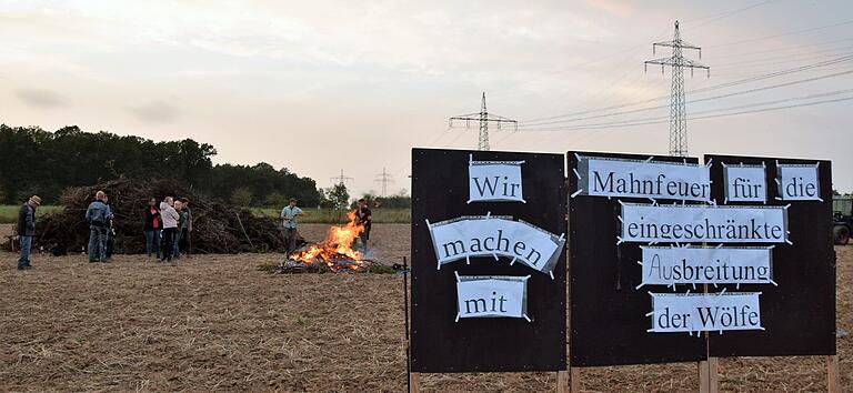Mit einem Mahnfeuer protestierten Weidetierhalter am Freitagabend in Halsbach gegen die ungehinderte Ausbreitung von Wölfen.