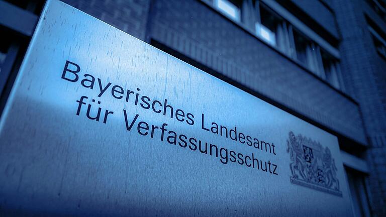 Die AfD attackiert den Bayerischen Verfassungsschutz - aus durchsichtigen Motiven. Doch das bayerische Landesamt ist heute schon demokratisch legitimiert und rechtsstaatlich kontrolliert. Die AfD attackiert den Bayerischen Verfassungsschutz - aus durchsichtigen Motiven. Doch das bayerische Landesamt ist heute schon demokratisch legitimiert und rechtsstaatlich kontrolliert. 