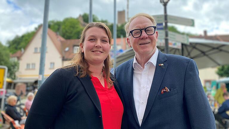 Leiten die Kaufmännischen Geschicke der Scherenburgfestspiele: Geschäftsführerin Isabell Lützler und Verwaltungsratsvorsitzender Hans Michelbach.